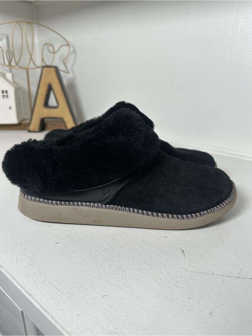 OluKai Women’s Size 8 Black Plush Slippers House Shoes Faux Fur Comfort - Picture 4 of 8